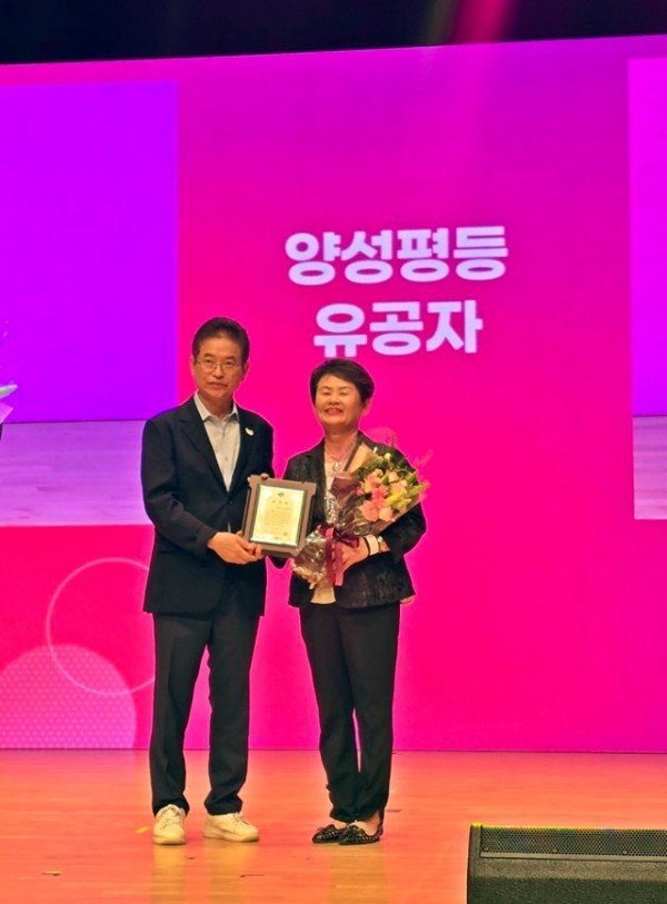 4-3 사진(영양군여협, 양성평등진흥유공 도시사표창 수상).jpg