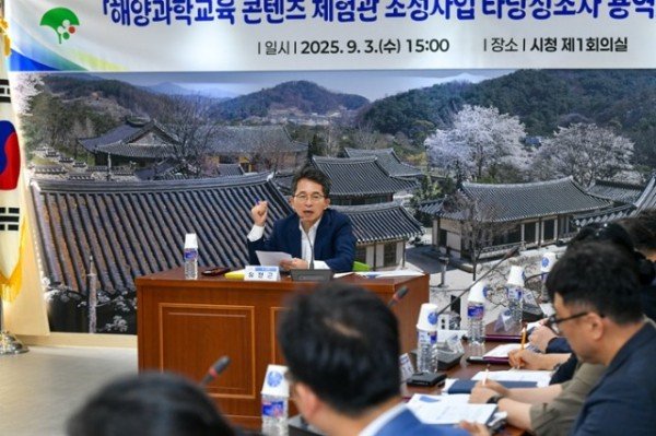 영주-1-2 유정근 영주시장 권한대행이 참석자들과 논의를 하고 있다.jpg