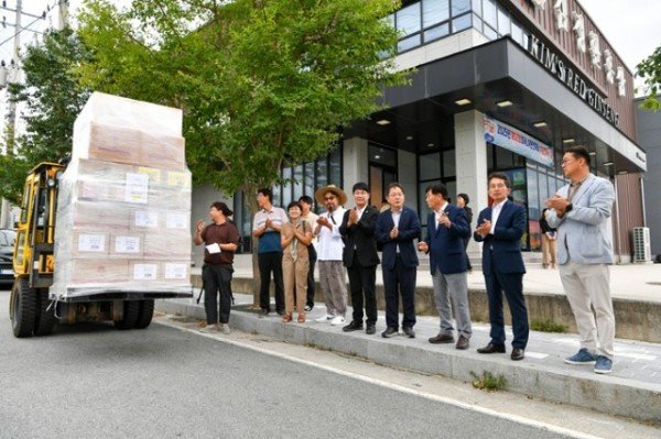 영주-1-4 LA 한인축제 판촉행사용 농특산품들이 실리고 있다.jpg