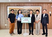 영주-4 이보영 만수주조 대표가 영주시 인재육성장학금 100만 원을 기탁했다.jpg