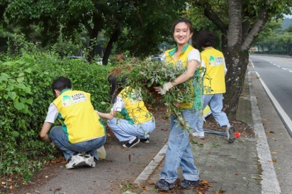 2_신천지자원봉사단_경주지부_봉사자가_수거한_잡초를_들고_웃고_있다_.jpg