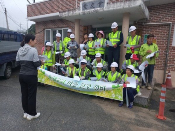 영주-7-2. 영주-7-1. 환경정비에 앞서 안전주의사항을 설명하는 모습.jpg