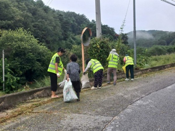 영주-7-3. 영주시 평은면 용혈2리 주민들이 추석맞이 주요도로변 풀베기 및 환경정비 하는 모습.jpg