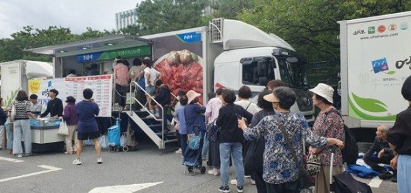 영주-1-2 사람들이 영주축협 한우를 구입하기 위해 줄을 서고 있다.jpg