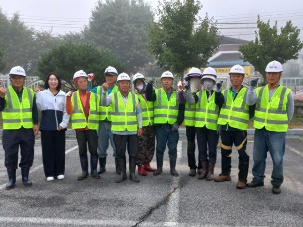 영주-10-1 영주시 평은면 평은1리 주민, 추석맞이 도로변 정화활동 전개 단체기념사진.jpg