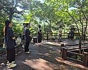 영주-6-1 임신부부 10쌍을 대상으로 숲 속 명상이 진행되고 있다.jpg