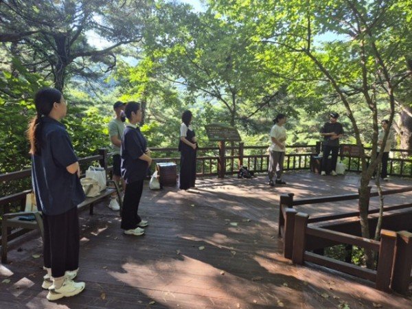 영주-6-1 임신부부 10쌍을 대상으로 숲 속 명상이 진행되고 있다.jpg