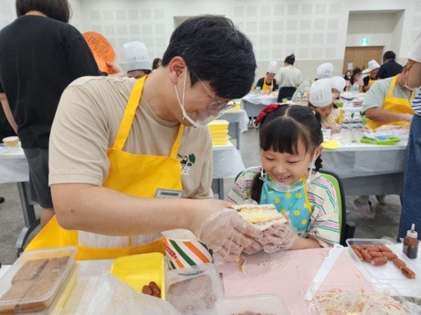 육아맨의 슈퍼요리왕 대회 사진_아빠자녀 함께.jpg