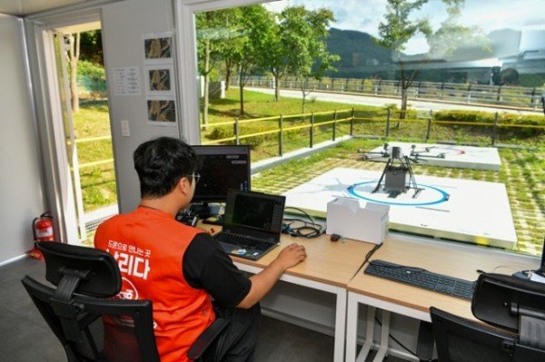 영주-1-2 드론배송센터에서 드론배송서비스를 제공하기 위해 준비하고 있다.jpg