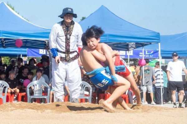 [고아읍]제3회 고아읍민 씨름대회  화합의 힘으로 성황리 개최2(씨름경기).jpg