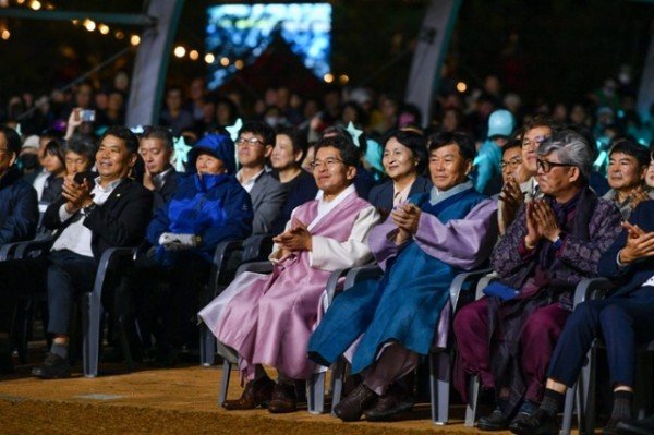 영주-1-13 유 권한대행을 비롯한 시민들이 축하무대를 즐기고 있다.jpg