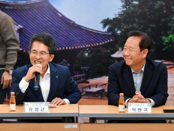 영주-2-3 유정근 영주시장 권한대행과 박현국 봉화군수가 위촉식에 참석했다  (1).jpg