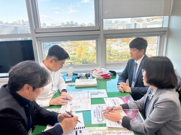 [예산재정과][예산재정과]박환조 기후환경예산과장(왼쪽 첫번째 하연서츠 남성).jpeg