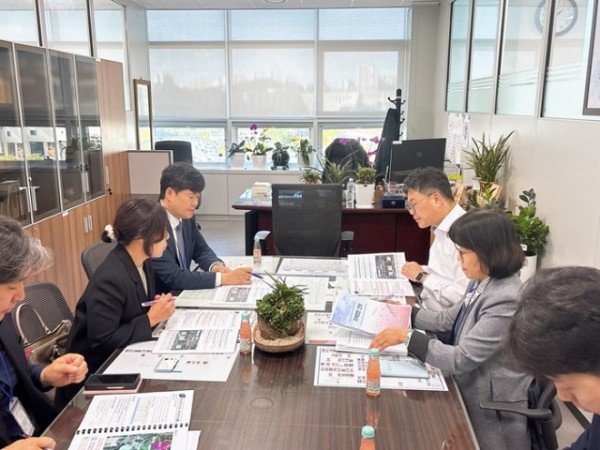 [예산재정과]정향우 사회예산심의관(오른쪽 첫번째 하얀셔츠 남성.jpeg