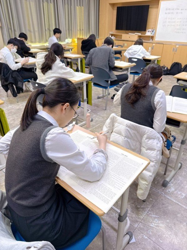 1.경북교육청,‘대박 예감 수능 마중물’경북 자체 제작 수능 모의평가 호평(도내 교사 61명이 직접 출제하고 해설 강의 제공으로 수험생 마무리 학습력 강화)_01.jpg