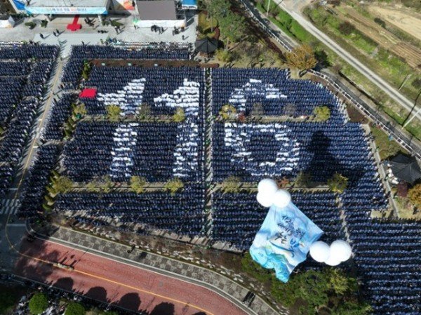 사진3. 2일 신천지예수교 증거장막성전(총회장 이만희) 청주교회에서 ‘시온기독교선교센터 116기 수료식’이 열린 가운데, 야외 좌석에 수료생들이 앉은 모습.jpg