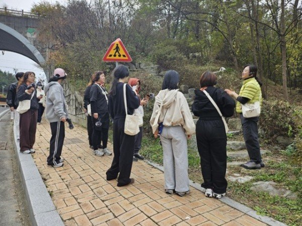 영주-3 참가자들이 소리산책(사운드 워킹)을 하고 있다.jpg