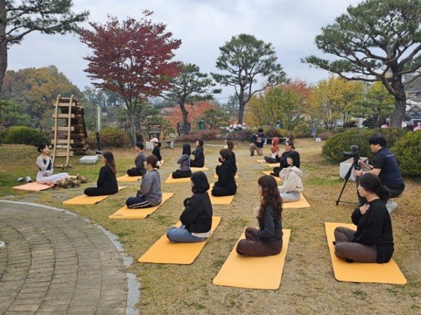 영주-4 웰니스 명상 요가가 진행되고 있다.jpg