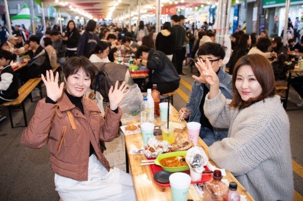 [낭만관광과]205년 구미라면축제 라면을 즐기는 방문객1.jpg