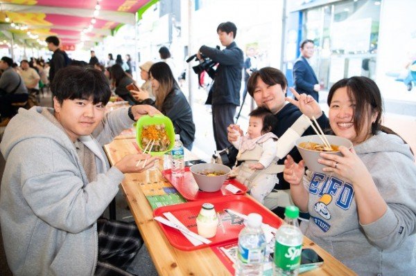 [낭만관광과]205년 구미라면축제 라면을 즐기는 방문객2.jpg