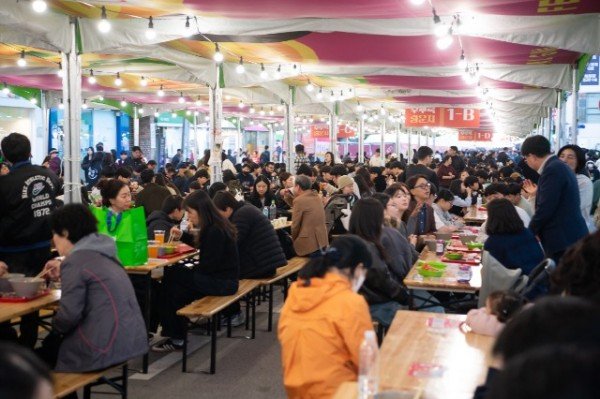 [낭만관광과]205년 구미라면축제 라면을 즐기는 방문객3.jpg