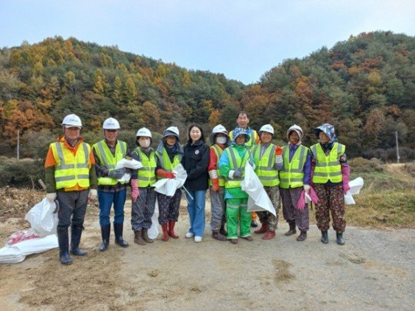 영주-14-1 영주시 평은면 천본1리 마을주민, 토일천 하천하구 및 주요도로변 환경정비 단체기념사진.jpg