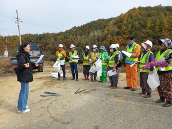 영주-14-2 손현숙 평은면장이 환경정비 안전교육을 실시하고 있다.jpg