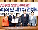 이선희 경상북도의회 기획경제위원장(청도)은 지난 11월 12일 국회 본관 회의실에서 개최된 국민의힘 중앙연수원·중앙연수위원회 임명장 수여식 및 제1차 전체회의에서 장동혁 국민의힘 대표로부터 ｢중앙연수위원회 부위.jpg
