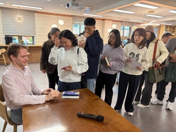 관련사진2(푸른 눈으로 본 지극히 사적인 한국).JPG