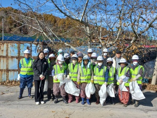 영주-17-1 평은면 오운1리 주민들 환경정비 실시 단체기념사진.jpg