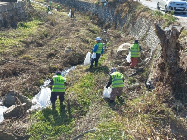 영주-17-2 하천 주변 환경정비를 실시하고 있다.jpg