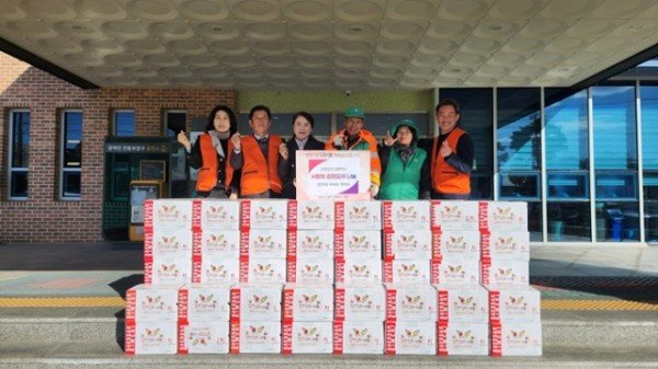 영주-13 영주1동 이대성·황영숙 부부, 어려운 이웃 위한 따뜻한 김장 나눔 단체기념사진.jpg