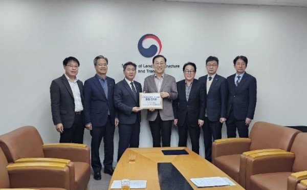 5-3 사진(남북9축고속도로 추진협의회, 국토교통부 장관 면담).jpg