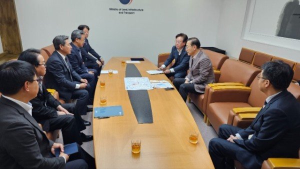 5-4 사진(남북9축고속도로 추진협의회, 국토교통부 장관 면담).jpg