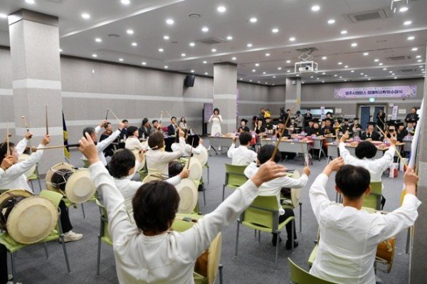 영주-2-4 평생학습 프로그램 공연이 진행되고 있다.jpg