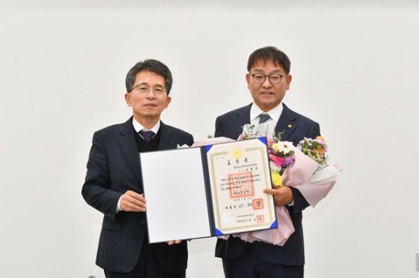 영주-2-1 대통령 훈격 새마을 포상 수상 기념사진(왼쪽 유정근 영주시장 권한대행, 오른쪽 우찬우 회장).jpg