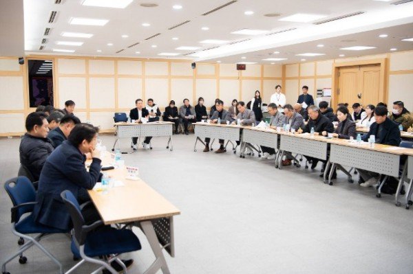 [낭만관광과]12월 30일 시청 대회의실에서 「2025 구미라면축제 성과보고회」(회의전경).jpg