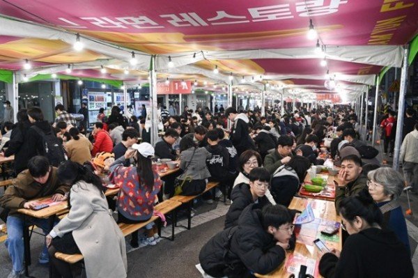 [낭만관광과]35만 명이 찾은 원조 라면축제  구미가 3일간 팔팔 끓었다(라면을 시식하고 있는 방문객2).jpg