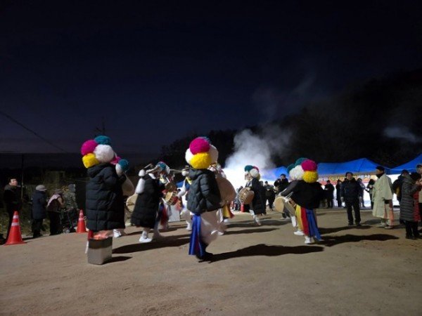 영주-1-4 떡국 나눔행사와 선비풍물단의 공연이 진행되고 있다.jpg