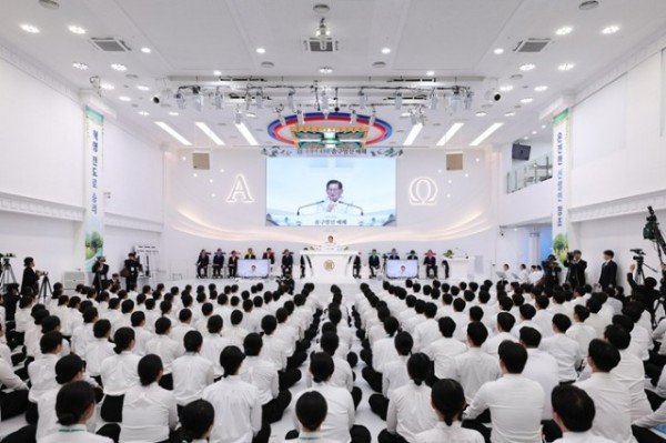 사진2_이만희 총회장이 지난 1일 신천지예수교회 바돌로매지파 영등포교회에서 진행된 2026년 송구영신 예배를 인도하고 있다. (1).jpg