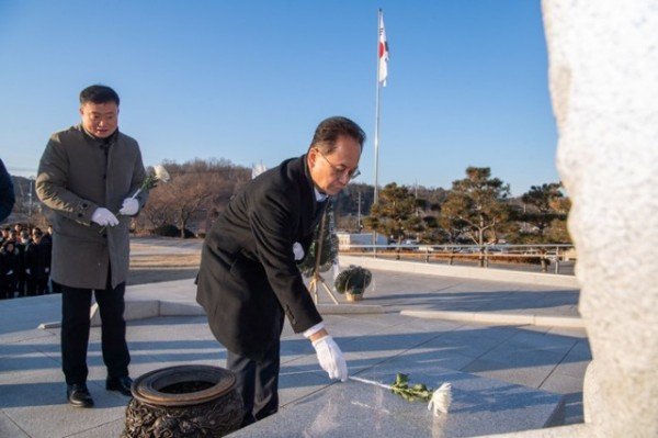 영주-1-1 엄태현 영주시장 권한대행이 충혼탑 참배와 헌화를 하고 있다.jpg