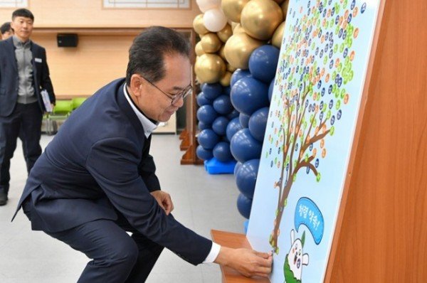 영주-2-1 엄태현 영주시장 권한대행이 청념 약속 캠페인에 참여하고 있다.jpg