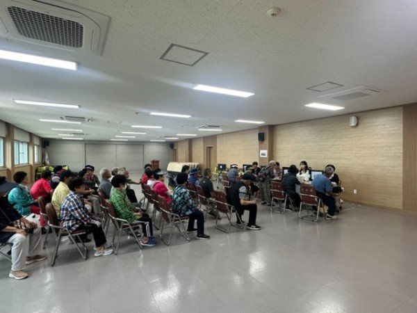 [대중교통과]구미시  70세 이상 대상 대중교통 무료승차 카드발급 모습.jpg