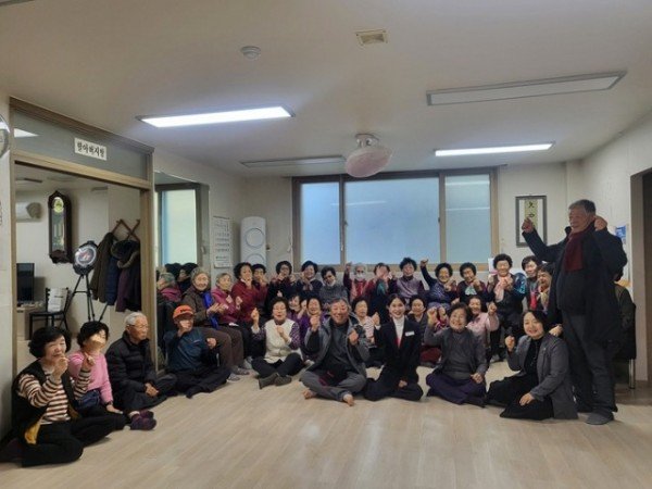 0115 옥동  새해 맞아 관내 경로당 방문해 어르신 안부 살펴 (1).jpg