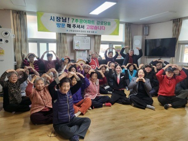 0115 옥동  새해 맞아 관내 경로당 방문해 어르신 안부 살펴 (2).jpg