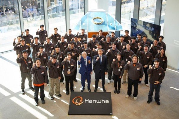 [사진_2] 한화그룹 김승연 회장과 김동관 부회장이 한화시스템 제주우주센터 임직원들과 VLEO UHR SAR 위성 실물모형 앞에서 기념사진을 촬영하고 있다.JPG