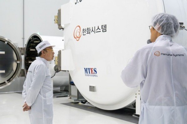 [사진_3] 한화그룹 김승연 회장이 한화시스템 제주우주센터 내 진공상태, 극저온(-180℃), 극고온(150℃) 환경을 모사한 우주환경 시험장을 살펴보고 있다.jpg