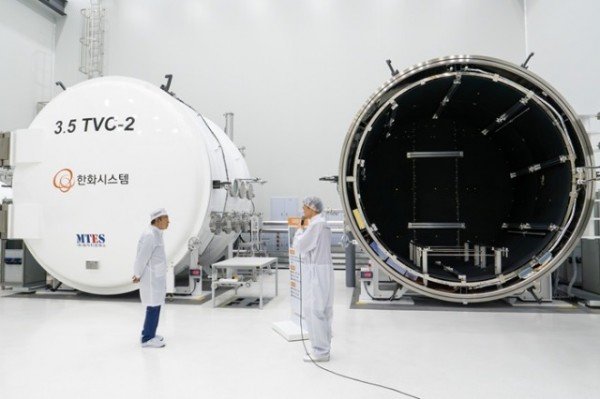 [사진_4] 한화그룹 김승연 회장이 한화시스템 제주우주센터 내 진공상태, 극저온(-180℃), 극고온(150℃) 환경을 모사한 우주환경 시험장을 살펴보고 있다.jpg