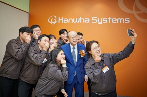 [사진_5] 한화그룹 김승연 회장이 한화시스템 제주우주센터 임직원들의 요청에 셀카 촬영을 하고 있다.JPG