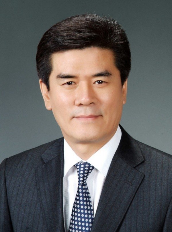 증명사진 검넥.jpg